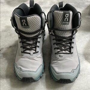 On Cloudridge hiking boots women’s size 9